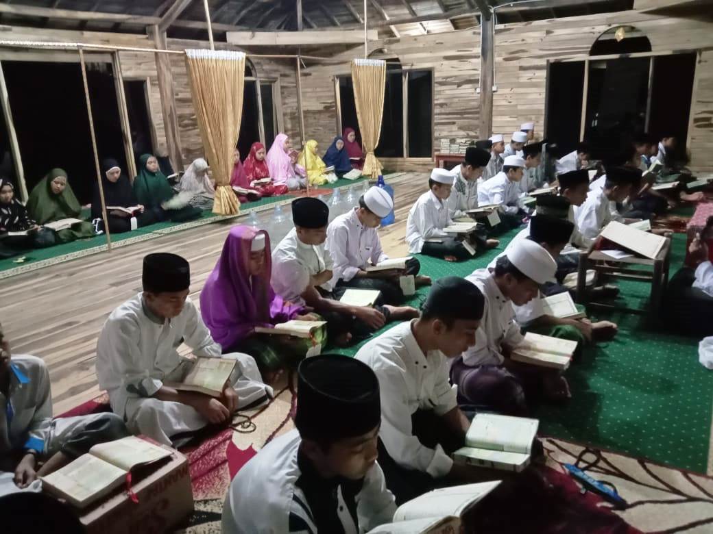 Para santri Pondok Qur'an RPU Desa Mekarsari Ngamprah Bandung Barat sebagai penerima manfaat program Wakaf Sumur Bor Wakaf Peduli Indonesia