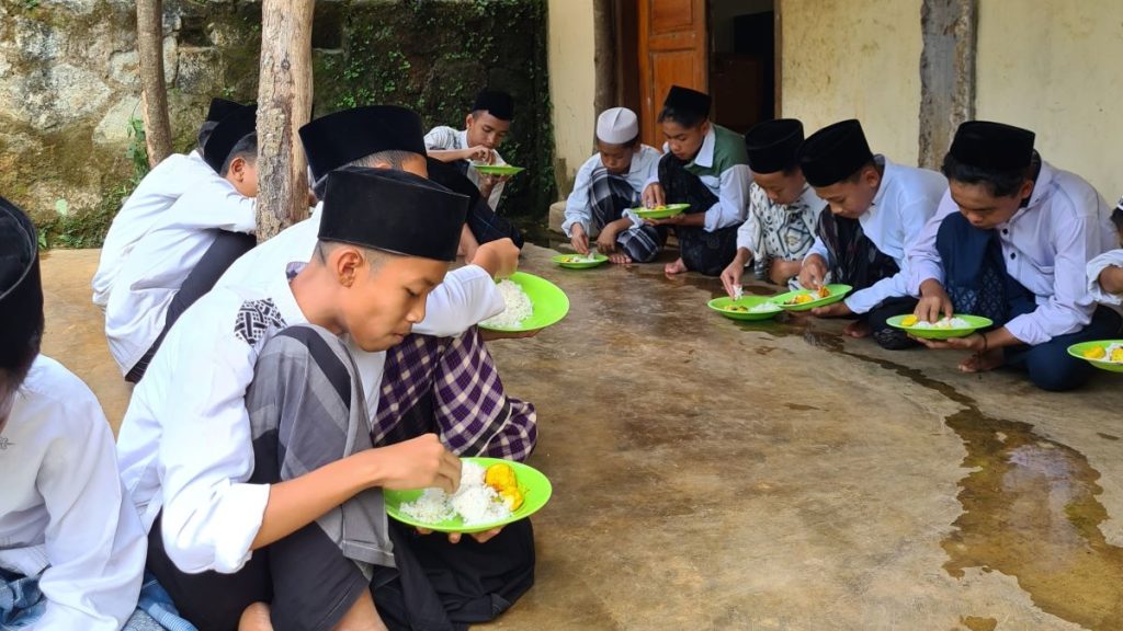 Santunan makan santri